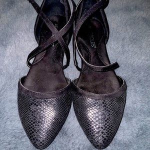 Black flat dress shoes